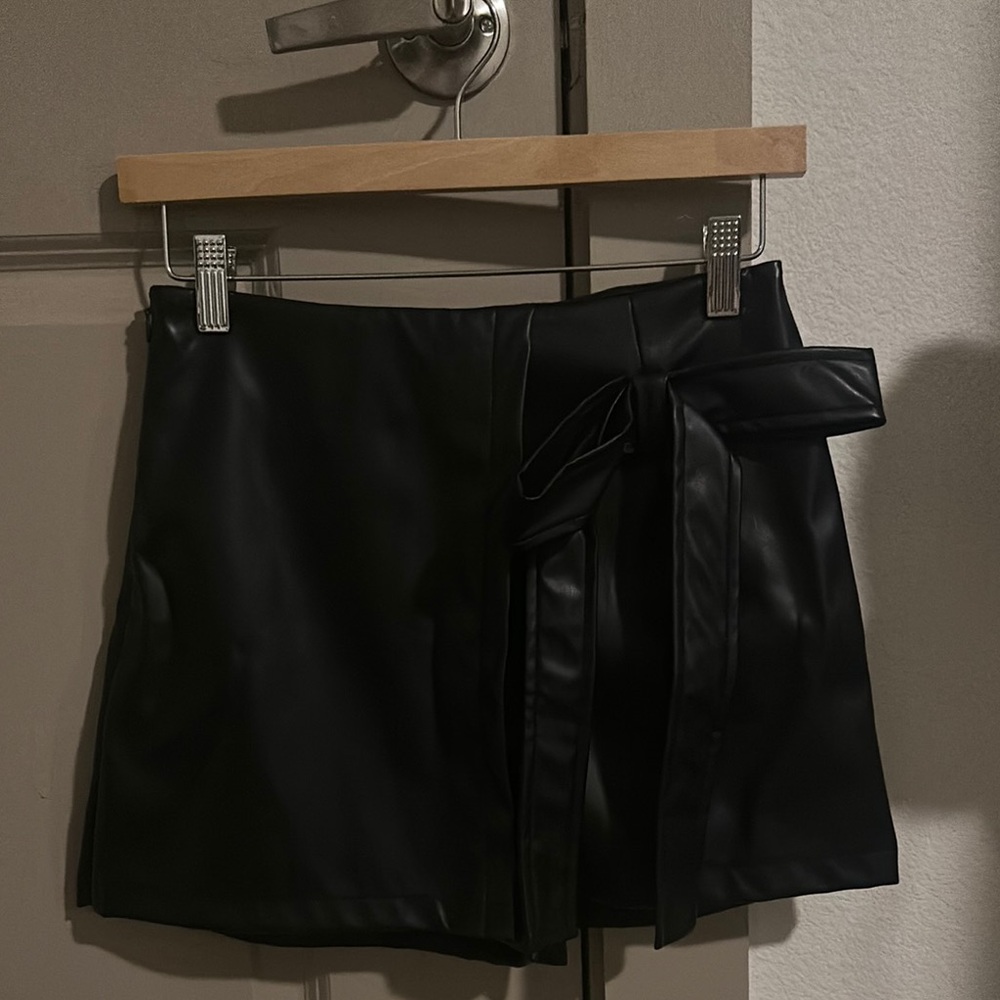 SHEIN Black Faux Leather Skort